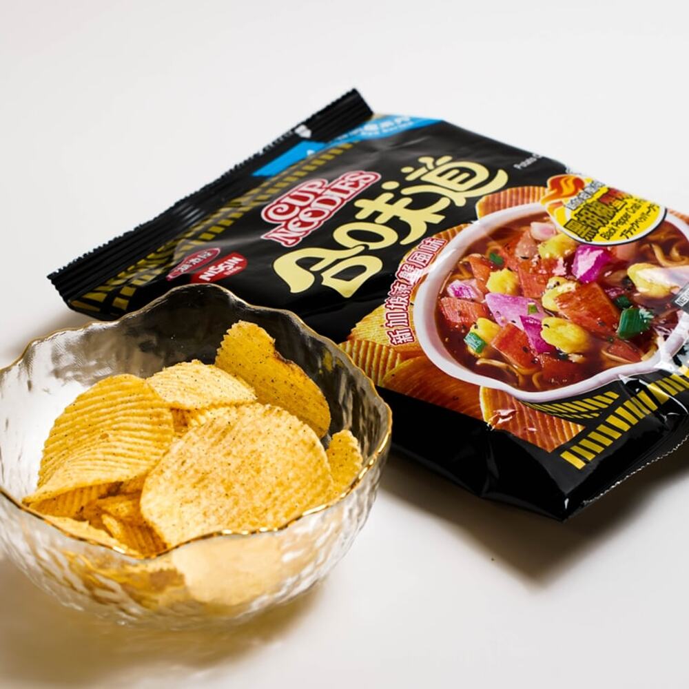 Nissin-Cup-Noodles-Potato-Chips-–-Black-Pepper-Crab-Flavour-60g-2