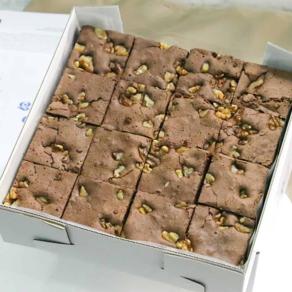 Frozen-Walnut-Chocolate-Brownies-–-4-Pieces,-135g---Fudgy-Dessert-Squares-Ready-to-Heat-&-Serve-5