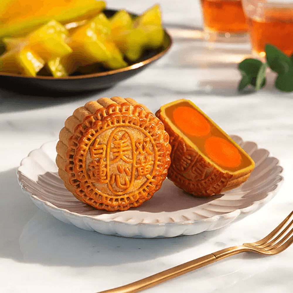 Bánh Trung Thu Maxim’s Nhân Sen Trắng 2 Lòng Đỏ 185 g – hương vị cao cấp